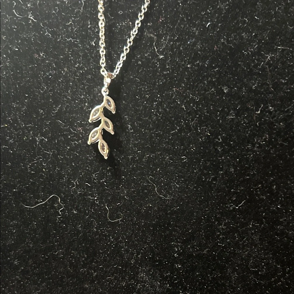 Elegant Silver Leaf Pendant Necklace - Picture 4 of 4